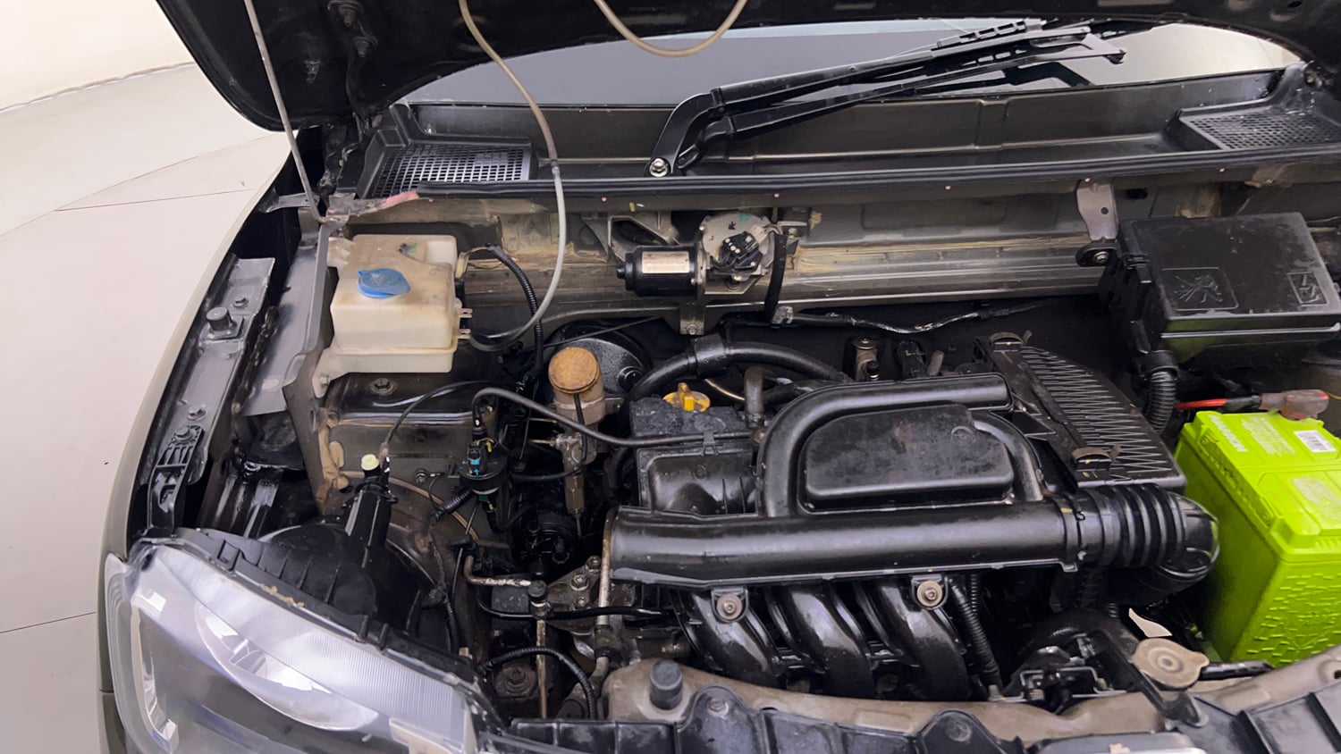 Used 2018 Renault Kwid 1.0 RXT Petrol Manual engine ENGINE RIGHT SIDE HINGE & APRON VIEW