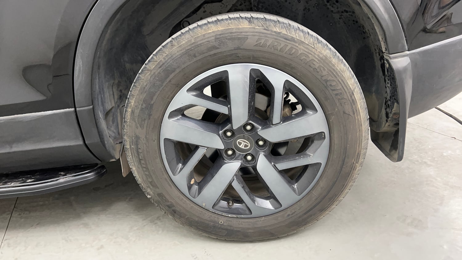Used 2022 Tata Safari XZA Plus 6 S Dark Edition Diesel Automatic tyres LEFT REAR TYRE RIM VIEW