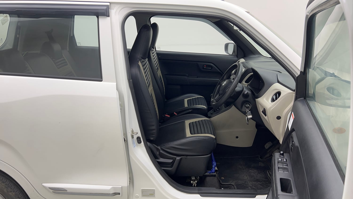 Used 2022 Maruti Suzuki Wagon R LXi (O) 1.0 CNG Cng Manual interior RIGHT SIDE FRONT DOOR CABIN VIEW
