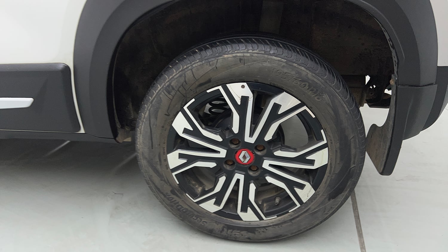 Used 2022 Renault Kiger RXZ 1.0 Turbo MT Petrol Manual tyres LEFT REAR TYRE RIM VIEW