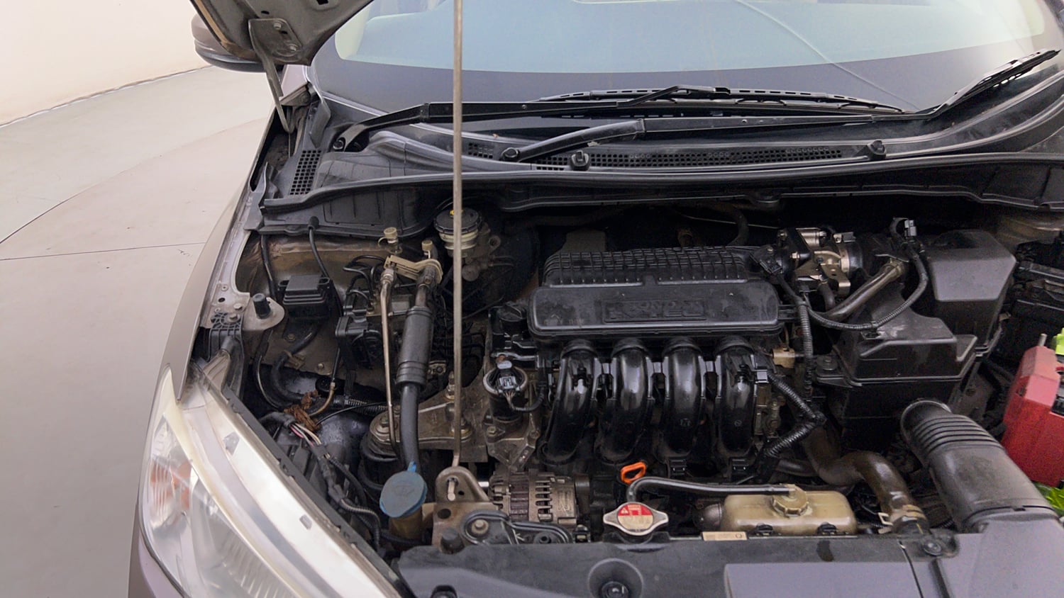 Used 2016 Honda City VX CVT Petrol Automatic engine ENGINE RIGHT SIDE HINGE & APRON VIEW