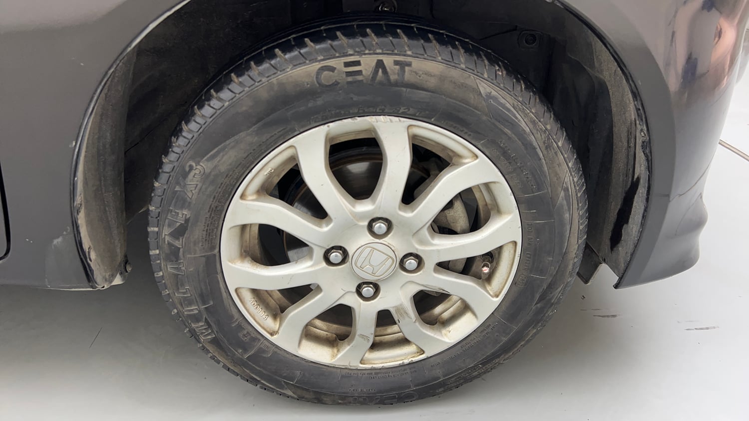 Used 2015 Honda Amaze 1.2 VX i-VTEC Petrol Manual tyres RIGHT FRONT TYRE RIM VIEW
