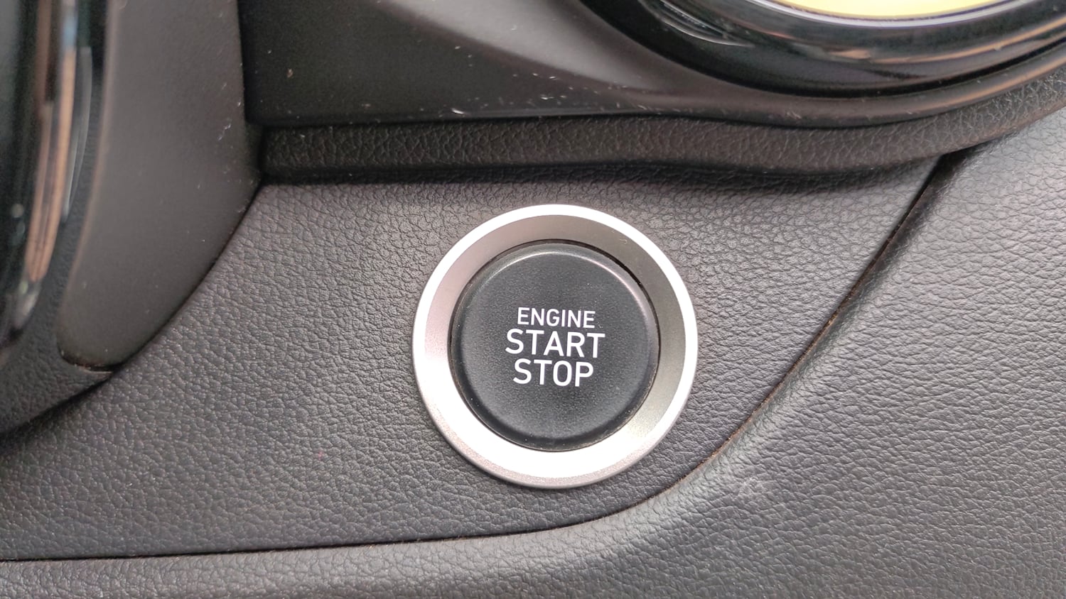 Used 2023 Hyundai Exter SX (O) 1.2 MT Petrol Manual top_features Keyless start