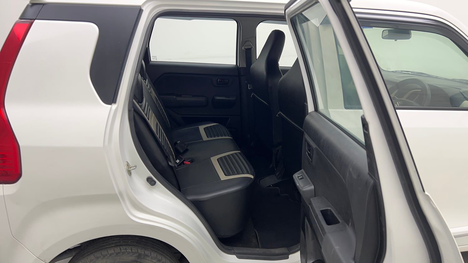 Used 2022 Maruti Suzuki Wagon R LXi (O) 1.0 CNG Cng Manual interior RIGHT SIDE REAR DOOR CABIN VIEW