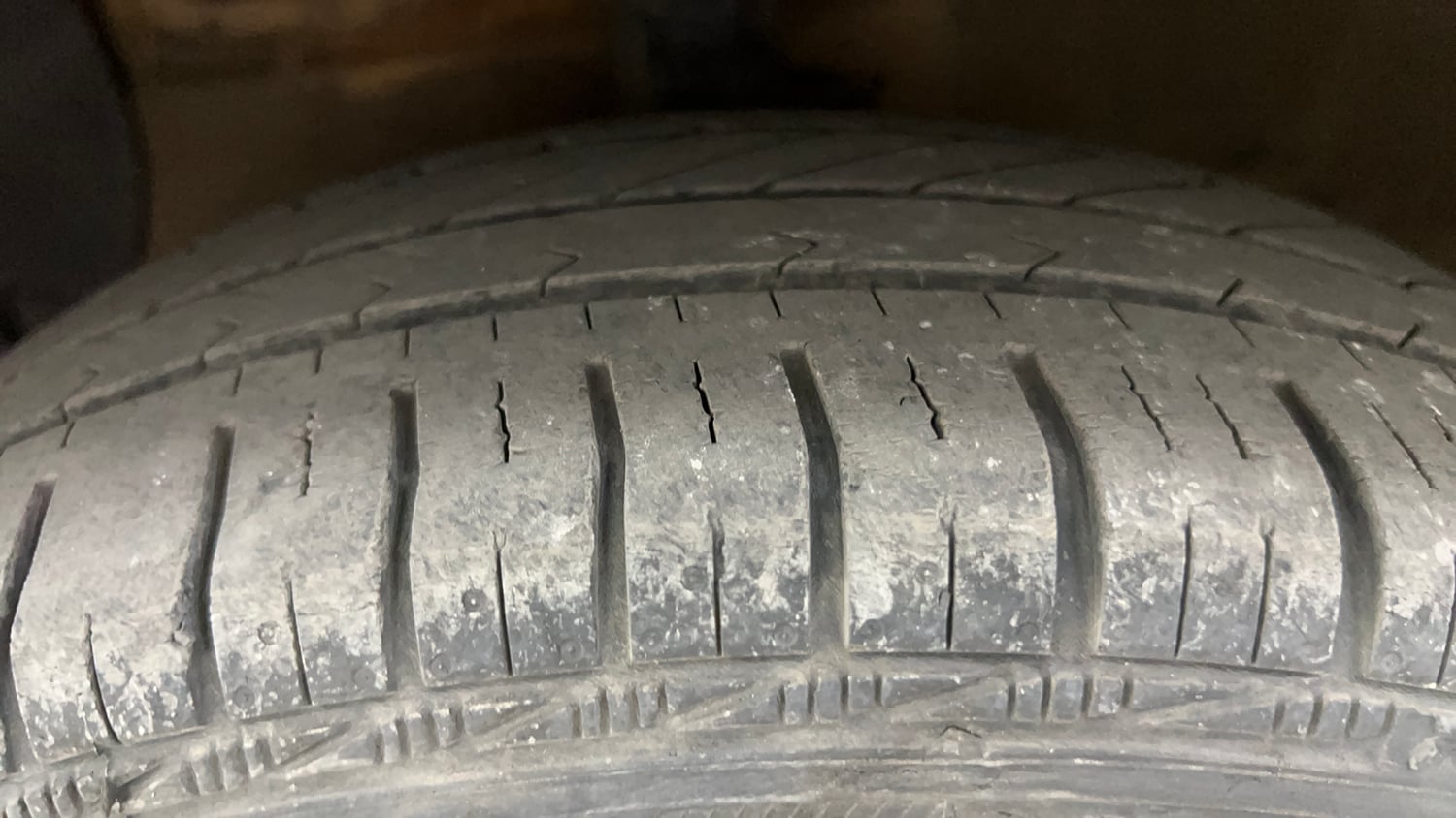 Used 2016 Hyundai Grand i10 Magna 1.2 Kappa VTVT Petrol Manual tyres LEFT FRONT TYRE TREAD VIEW