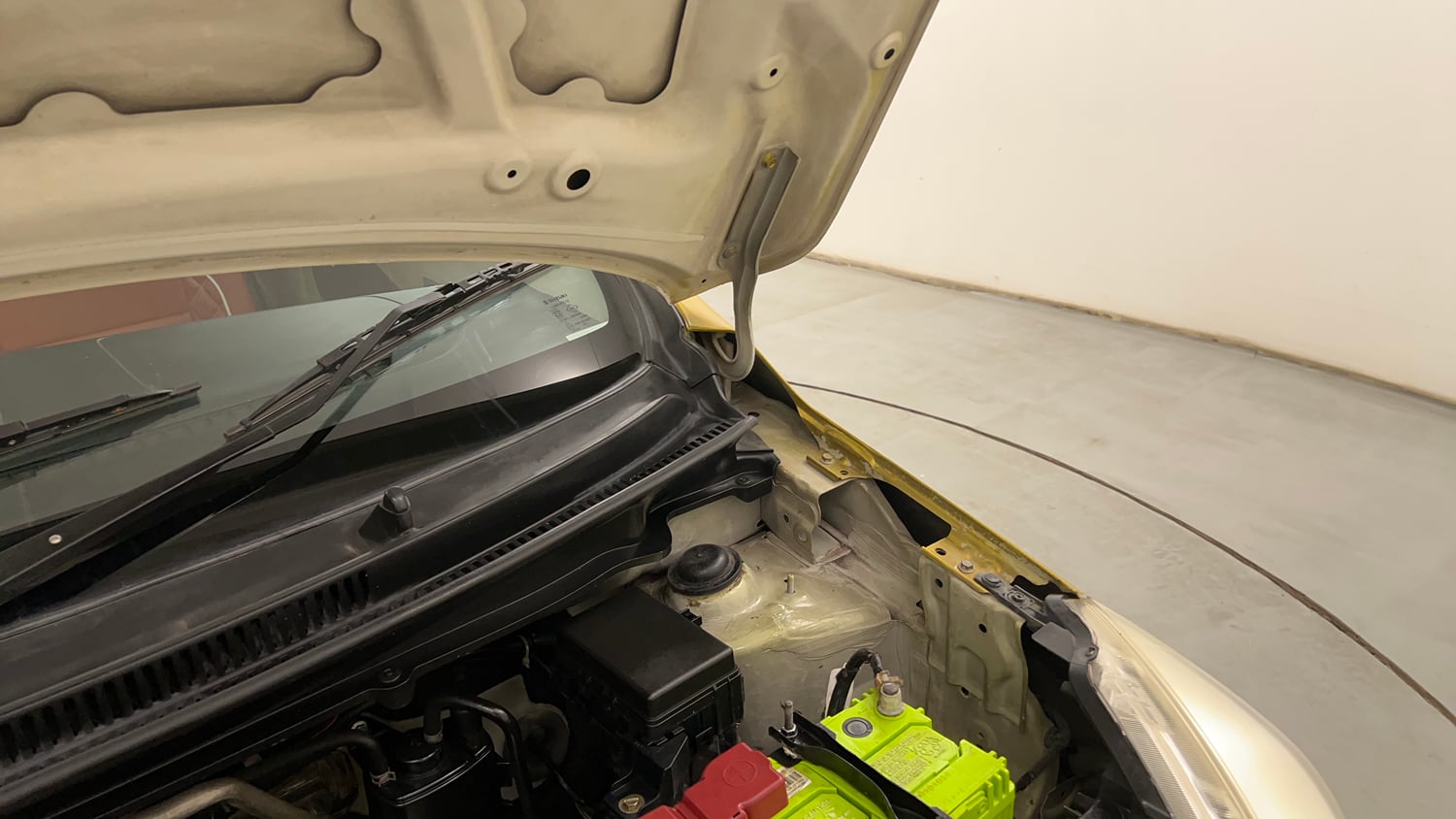 Used 2015 Maruti Suzuki Celerio VXi AMT Petrol Automatic engine ENGINE LEFT SIDE HINGE & APRON VIEW