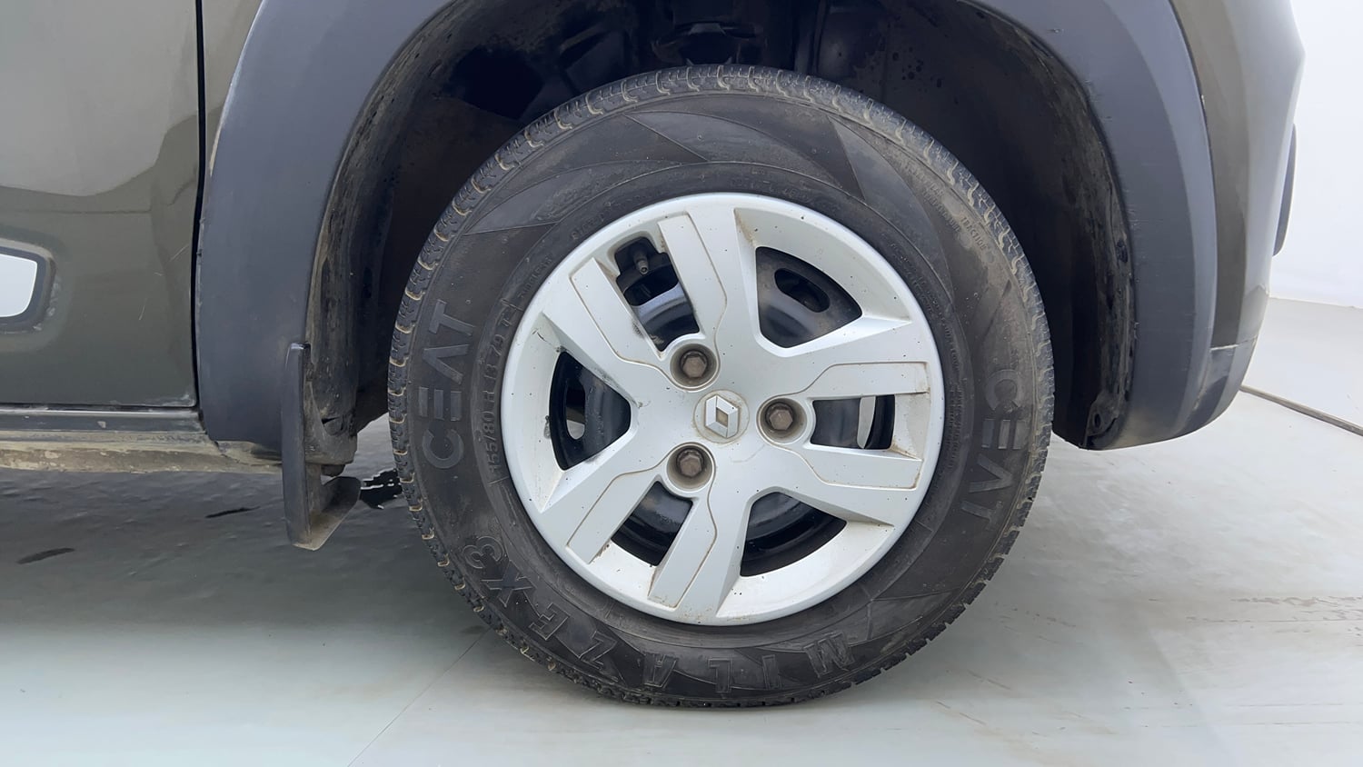 Used 2017 Renault Kwid 1.0 RXT Petrol Manual tyres RIGHT FRONT TYRE RIM VIEW