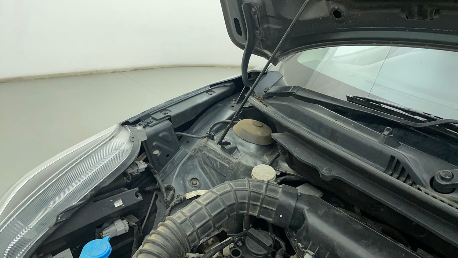 Used 2020 Maruti Suzuki Baleno Zeta Petrol Manual engine ENGINE RIGHT SIDE HINGE & APRON VIEW