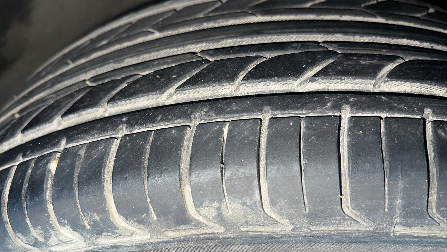 Used 2016 Maruti Suzuki Baleno Delta 1.2 AT Petrol Automatic tyres RIGHT FRONT TYRE TREAD VIEW