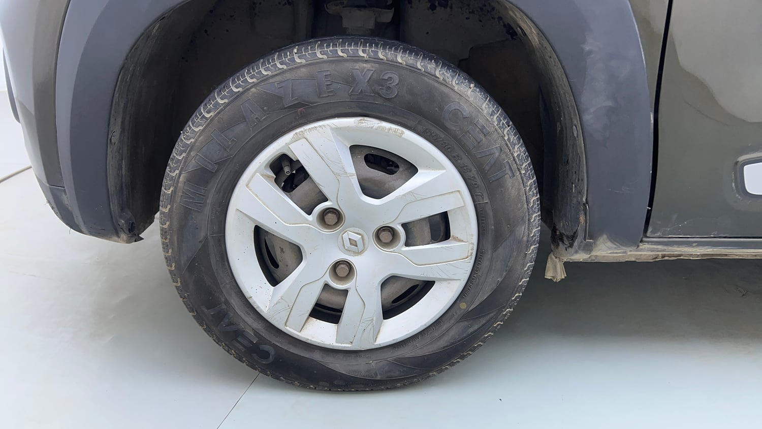 Used 2017 Renault Kwid 1.0 RXT Petrol Manual tyres LEFT FRONT TYRE RIM VIEW