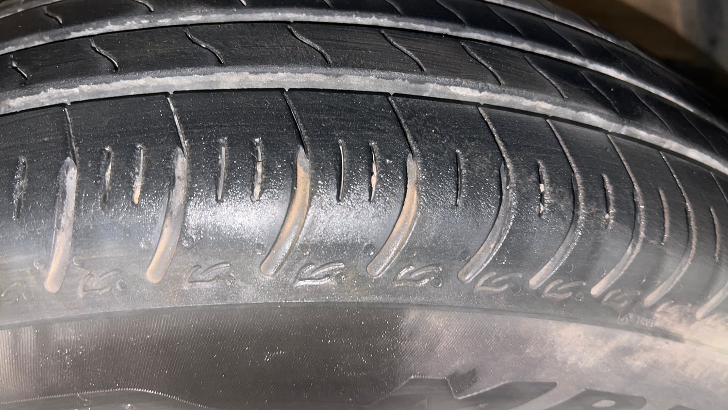 Used 2026 Maruti Suzuki Swift VXi AMT Petrol Automatic tyres RIGHT FRONT TYRE TREAD VIEW
