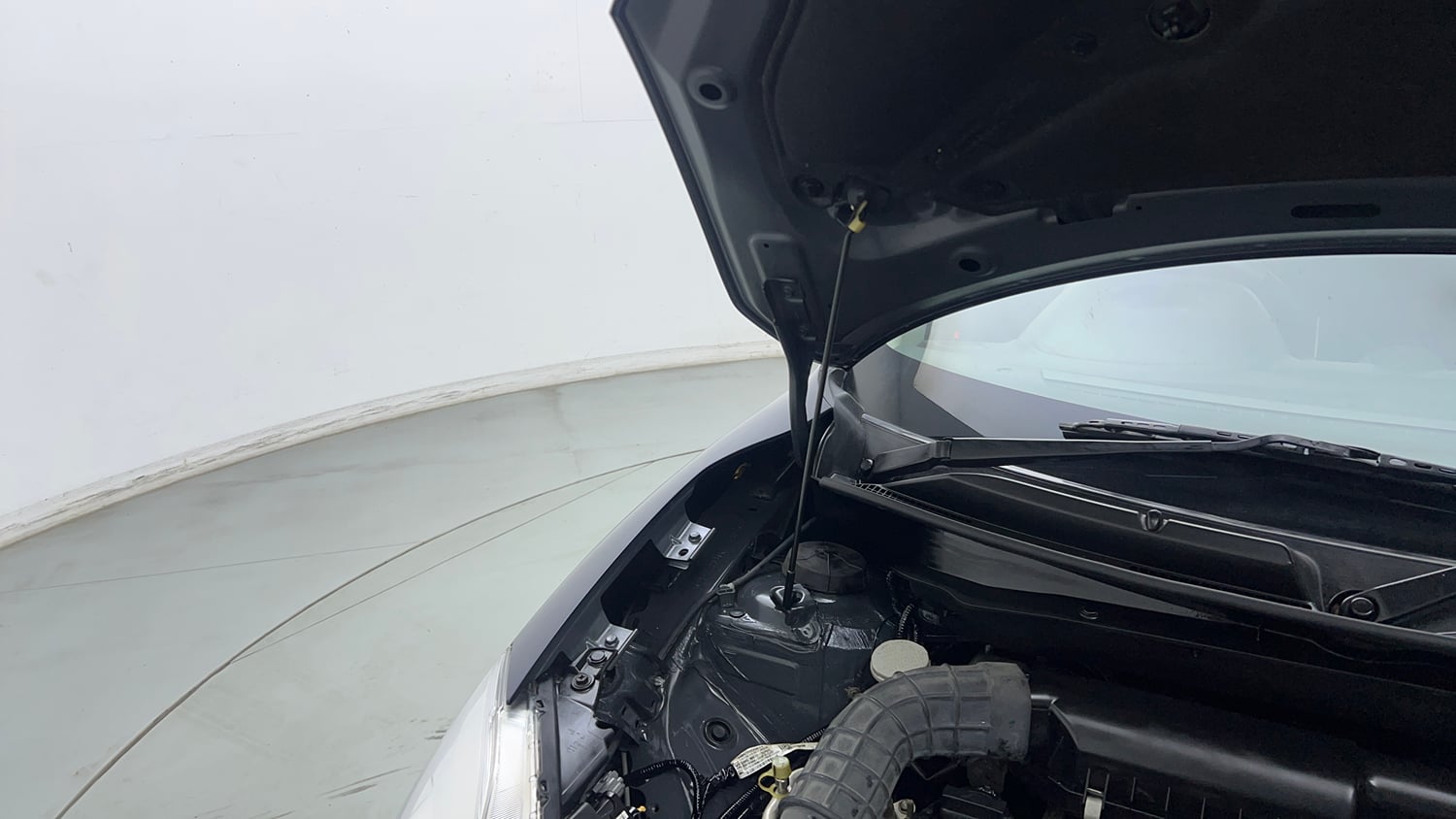 Used 2019 Maruti Suzuki Swift LXi Petrol Manual engine ENGINE RIGHT SIDE HINGE & APRON VIEW