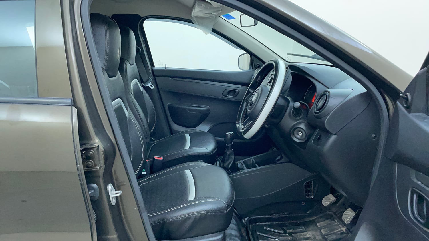 Used 2023 Renault Kwid RXL (O) 1.0 Petrol Manual interior RIGHT SIDE FRONT DOOR CABIN VIEW