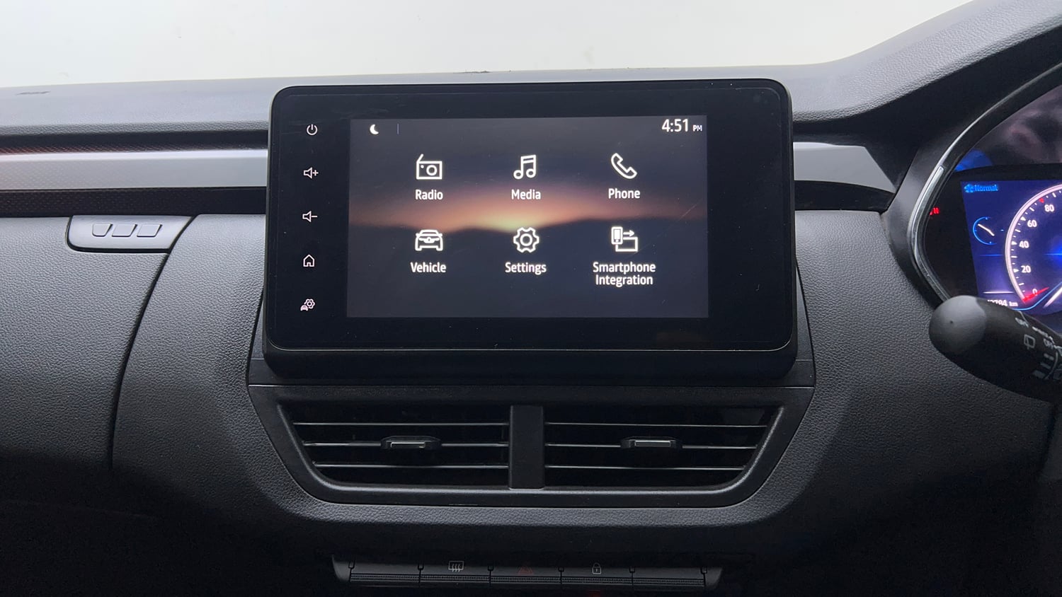 Used 2022 Renault Kiger RXZ 1.0 Turbo MT Petrol Manual top_features Touch screen infotainment system