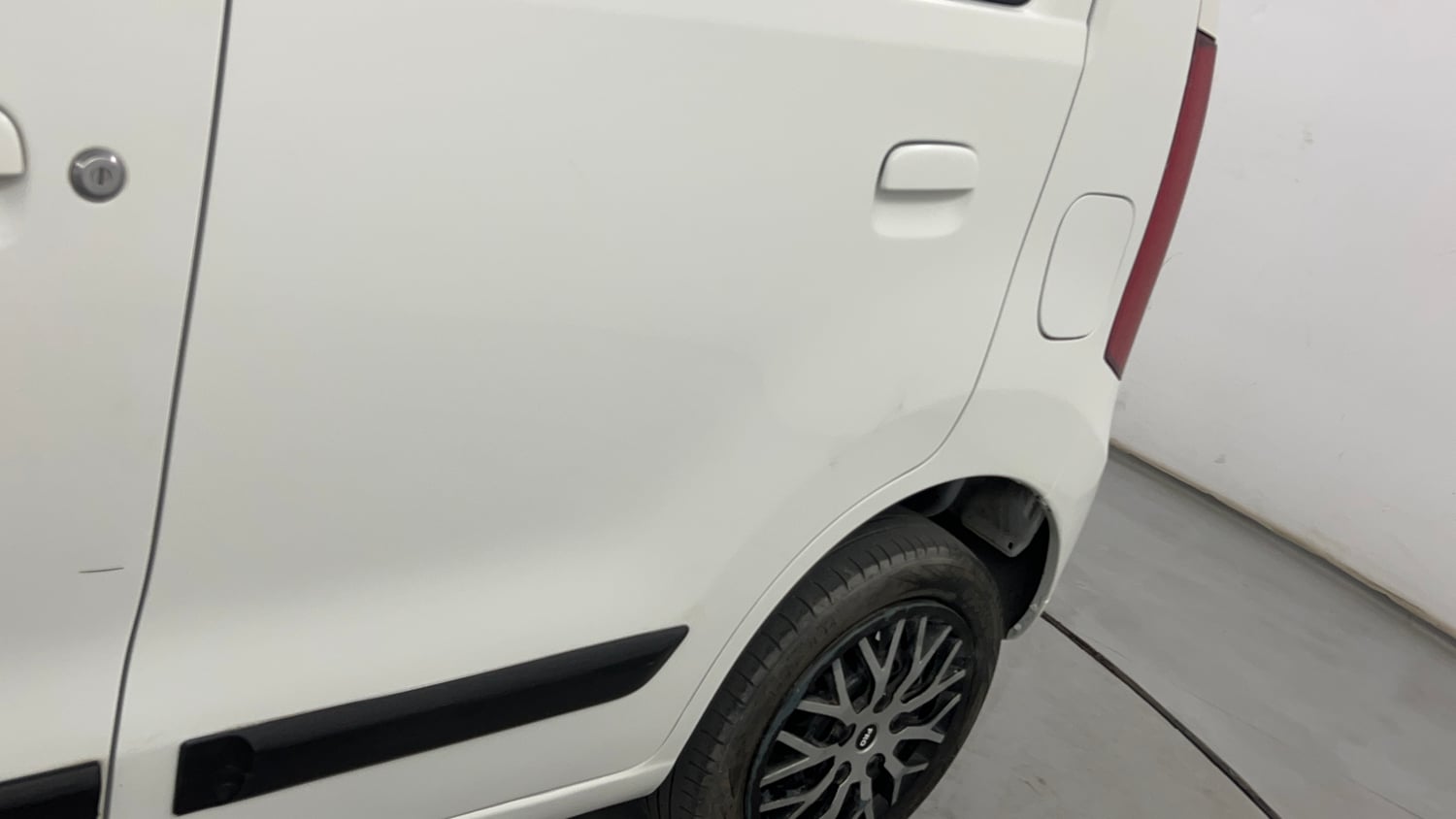 Used 2017 Maruti Suzuki Wagon R Vxi (ABS-Airbag) Petrol Manual dents MINOR DENT