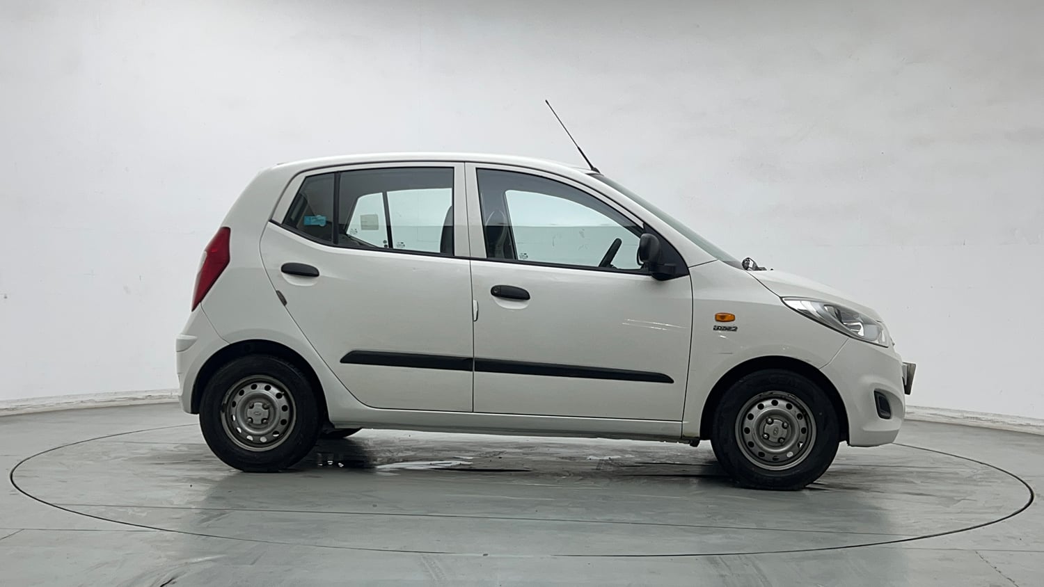 Used 2015 Hyundai i10 Magna 1.1 iRDE2 Petrol Manual exterior RIGHT SIDE VIEW