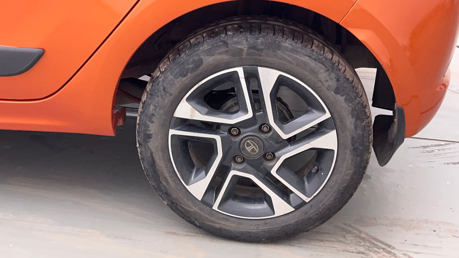 Used 2019 Tata Tiago Revotron XZ Plus Petrol Manual tyres LEFT REAR TYRE RIM VIEW