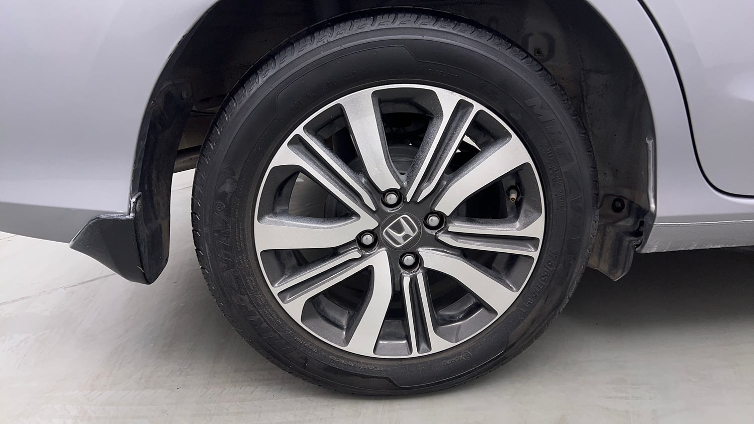 Used 2023 Honda Amaze VX CVT 1.2 Petrol Petrol Automatic tyres RIGHT REAR TYRE RIM VIEW