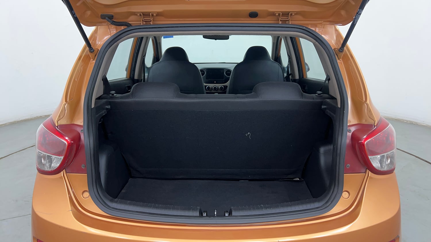 Used 2016 Hyundai Grand i10 Magna 1.2 Kappa VTVT Petrol Manual interior DICKY INSIDE VIEW