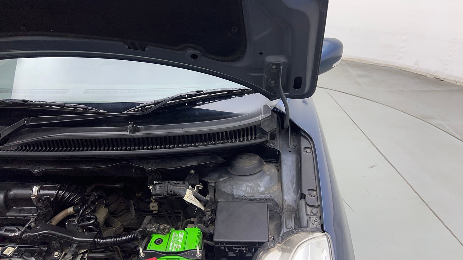 Used 2017 Maruti Suzuki Baleno Delta 1.2 Petrol Manual engine ENGINE LEFT SIDE HINGE & APRON VIEW