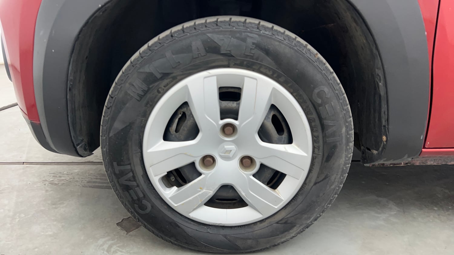 Used 2018 Renault Kwid 1.0 RXT AMT Petrol Automatic tyres LEFT FRONT TYRE RIM VIEW