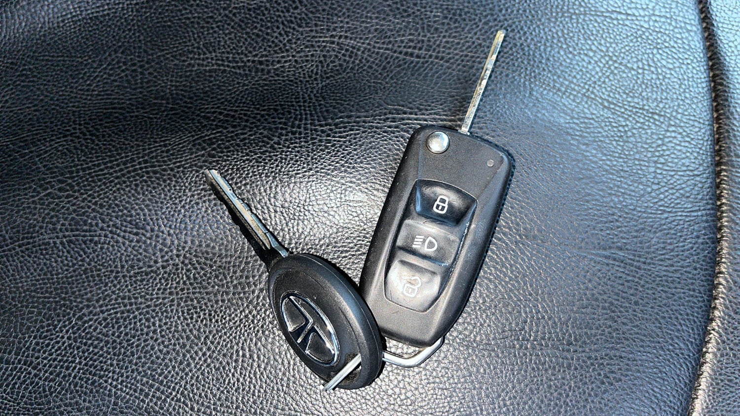 Used 2016 Tata Tiago Revotron XZ Petrol Manual extra CAR KEY VIEW