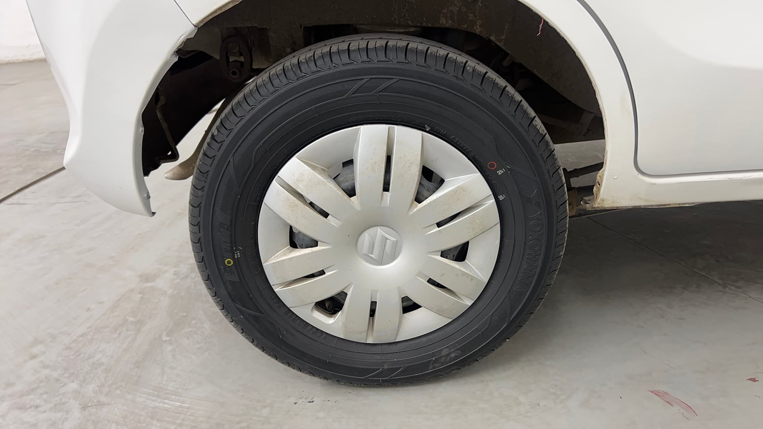 Used 2014 Maruti Suzuki Alto 800 Lxi Petrol Manual tyres RIGHT REAR TYRE RIM VIEW