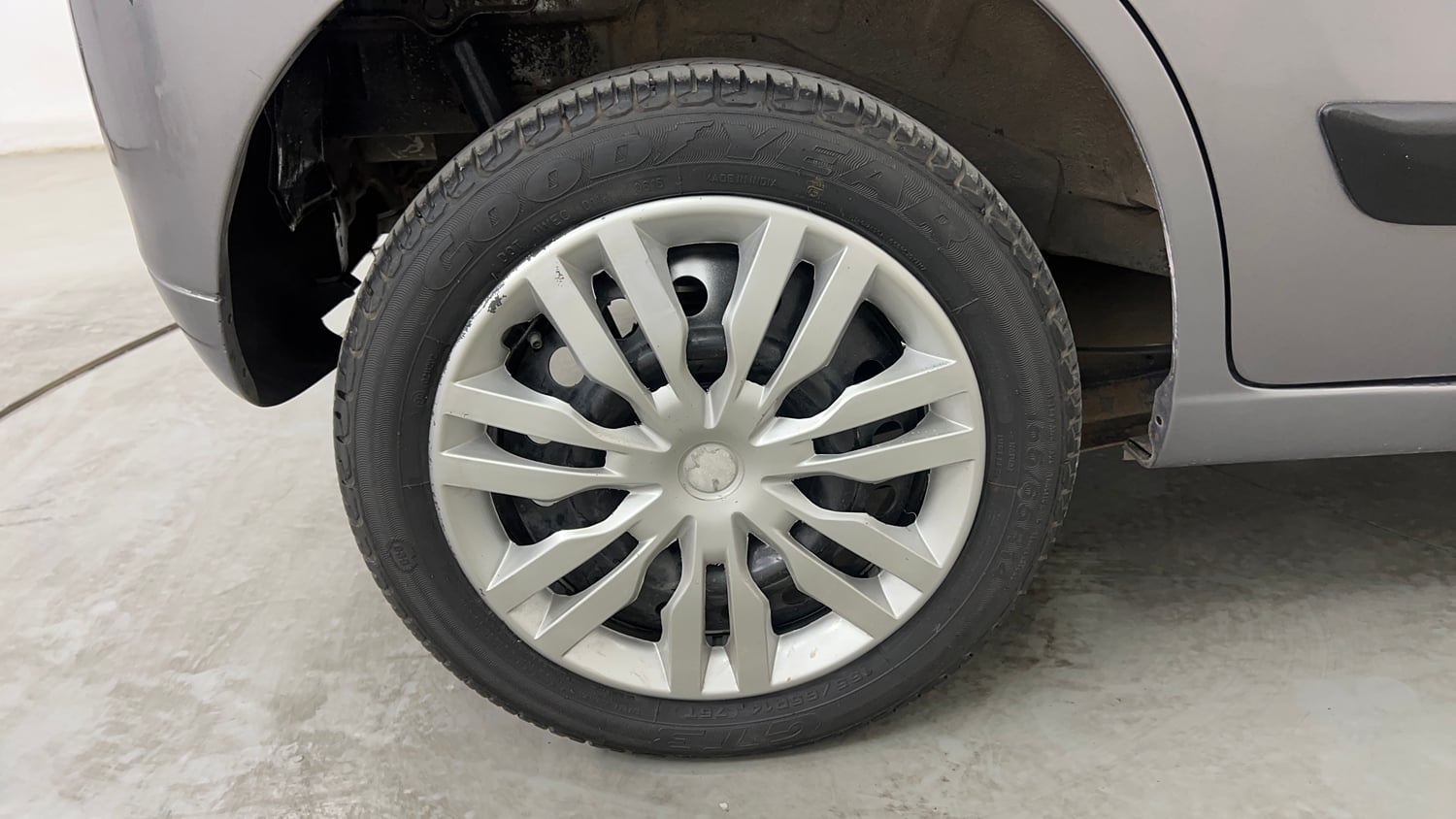 Used 2016 Maruti Suzuki Wagon R 1.0 VXI AMT Petrol Automatic tyres RIGHT REAR TYRE RIM VIEW