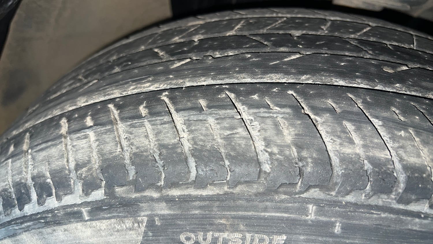 Used 2022 Nissan Magnite XV Premium Turbo CVT Petrol Automatic tyres RIGHT FRONT TYRE TREAD VIEW