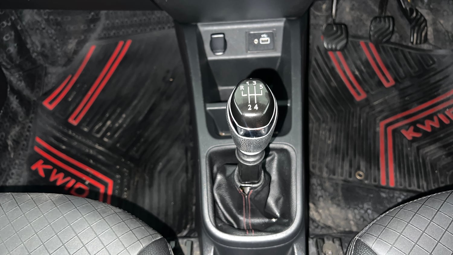 Used 2021 Renault Kwid RXT 1.0 (O) Petrol Manual interior GEAR  KNOB VIEW