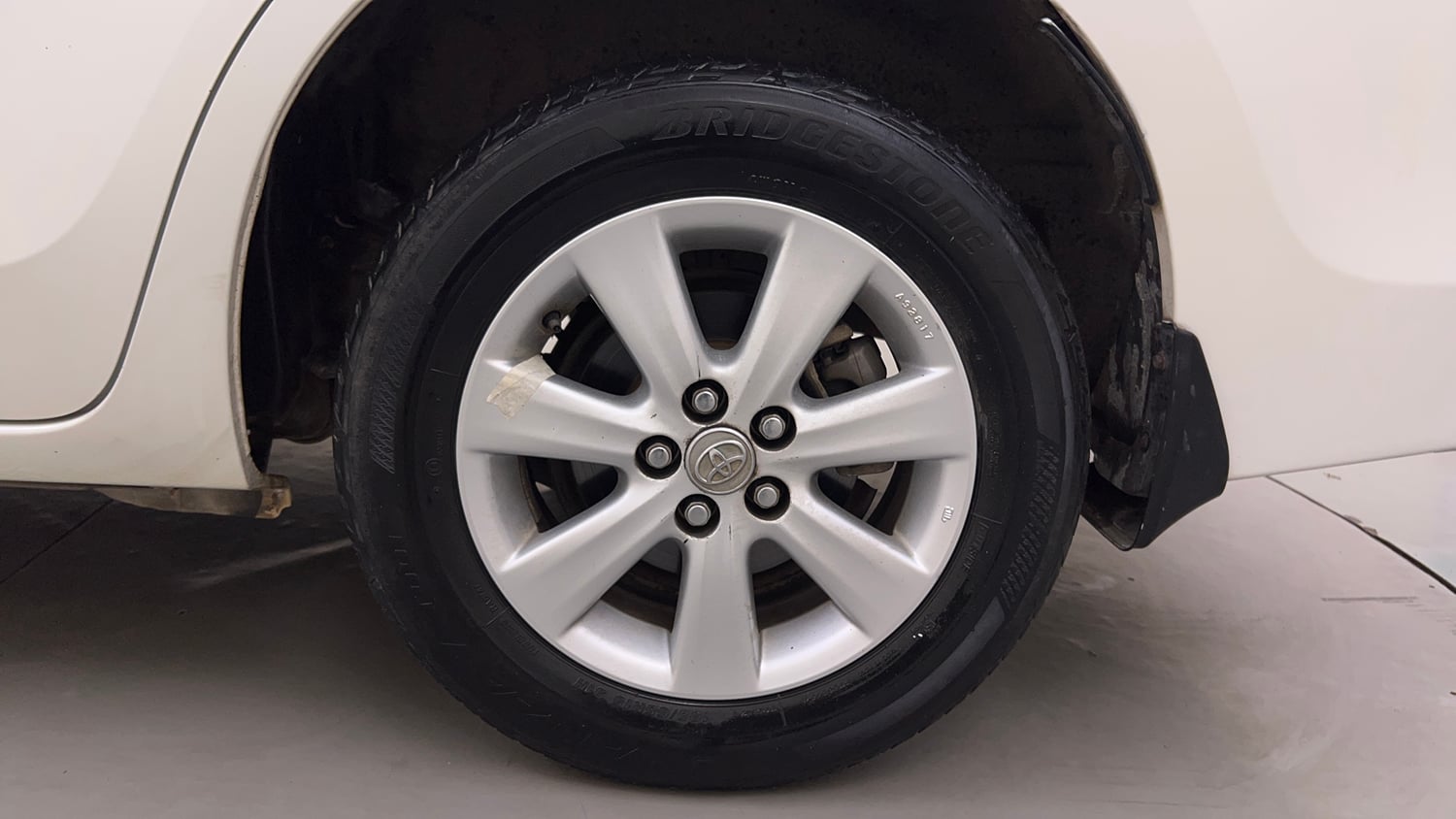 Used 2015 Toyota Corolla Altis G Petrol Petrol Manual tyres LEFT REAR TYRE RIM VIEW