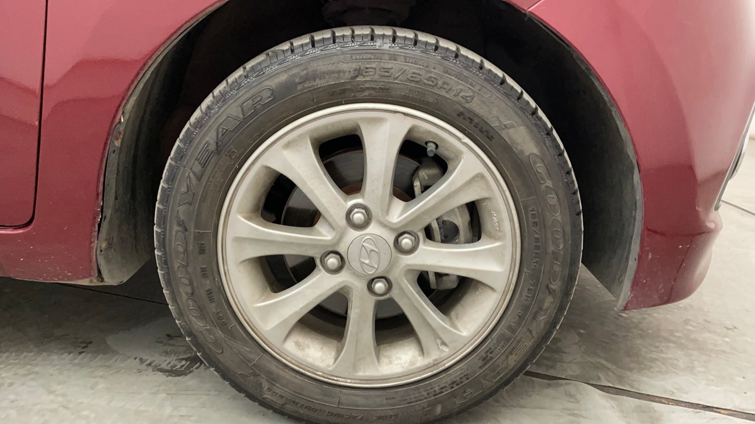 Used 2015 Hyundai Grand i10 Asta AT 1.2 Kappa VTVT Petrol Automatic tyres RIGHT FRONT TYRE RIM VIEW