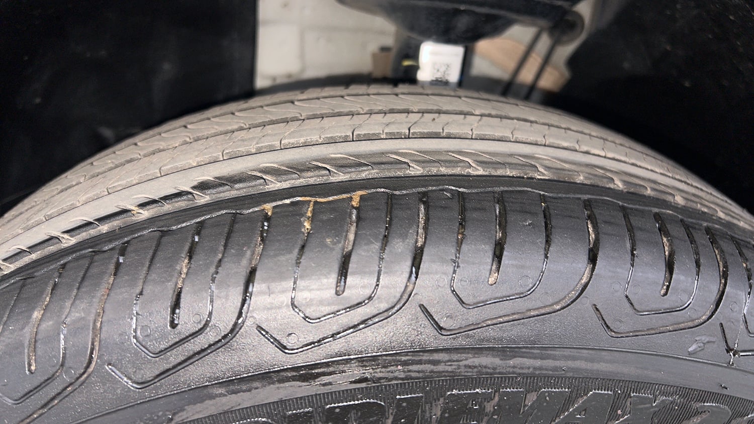 Used 2025 Skoda Kylaq Signature Plus AT Petrol Automatic tyres LEFT FRONT TYRE TREAD VIEW