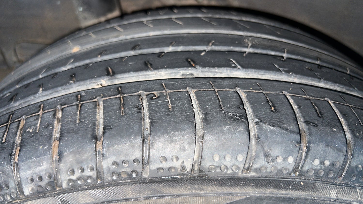 Used 2019 Hyundai Venue SX Plus 1.0 Turbo DCT Petrol Automatic tyres RIGHT REAR TYRE TREAD VIEW
