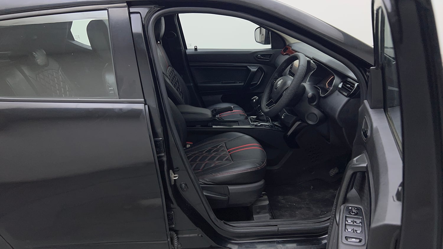 Used 2023 Renault Kiger RXZ MT Petrol Manual interior RIGHT SIDE FRONT DOOR CABIN VIEW