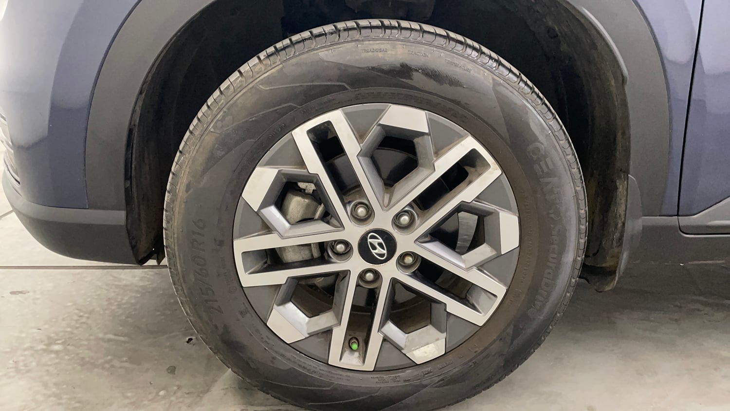 Used 2023 Hyundai Venue SX (O) 1.5 CRDi Diesel Manual tyres LEFT FRONT TYRE RIM VIEW