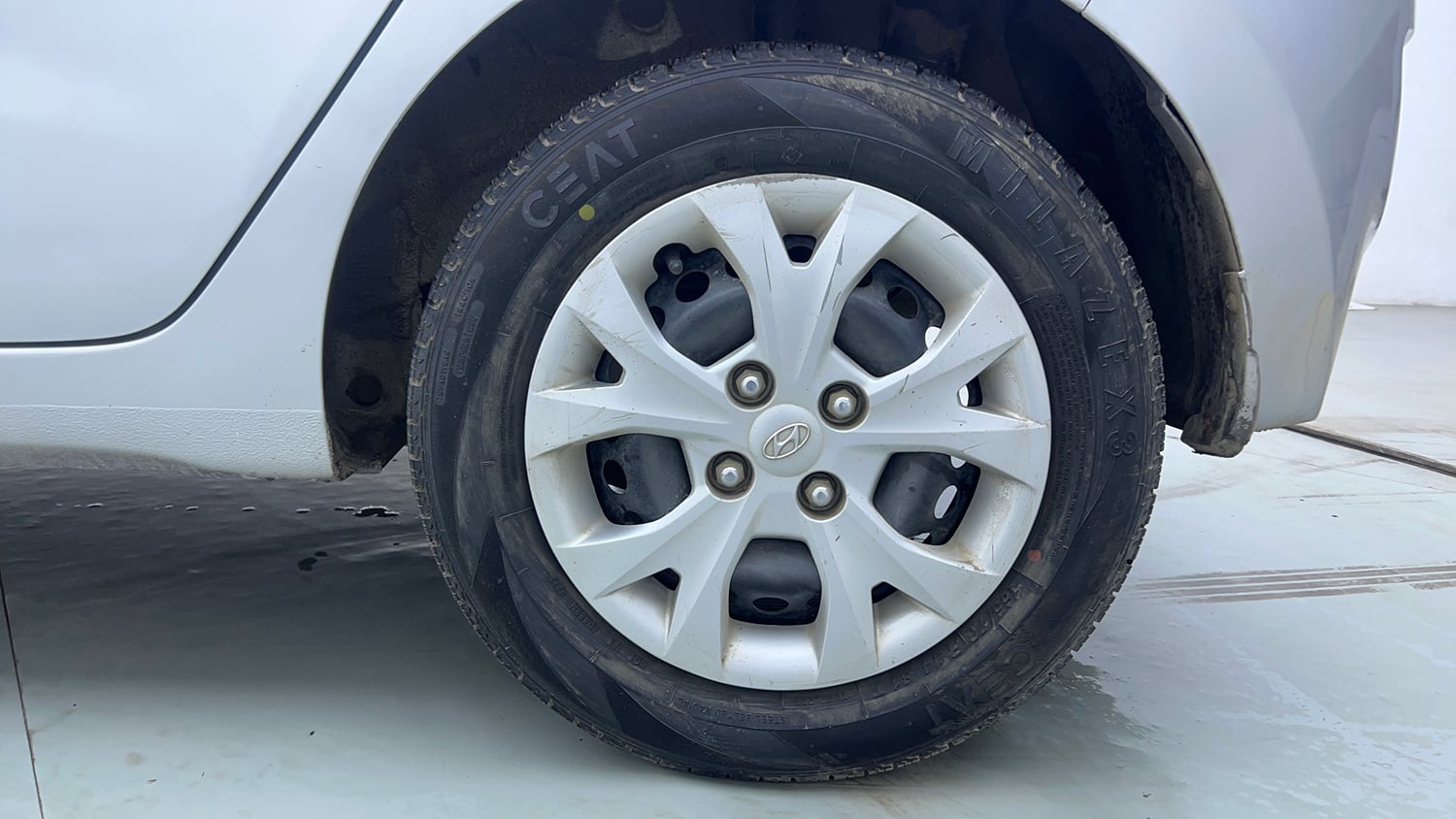 Used 2015 Hyundai Grand i10 Magna 1.2 Kappa VTVT Petrol Manual tyres LEFT REAR TYRE RIM VIEW