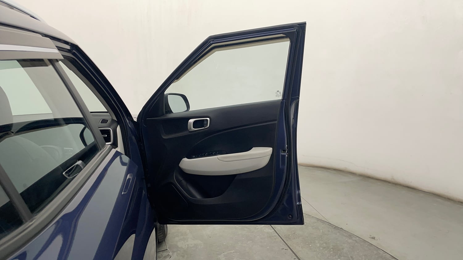 Used 2023 Hyundai Venue SX (O) 1.5 CRDi Diesel Manual interior RIGHT FRONT DOOR OPEN VIEW