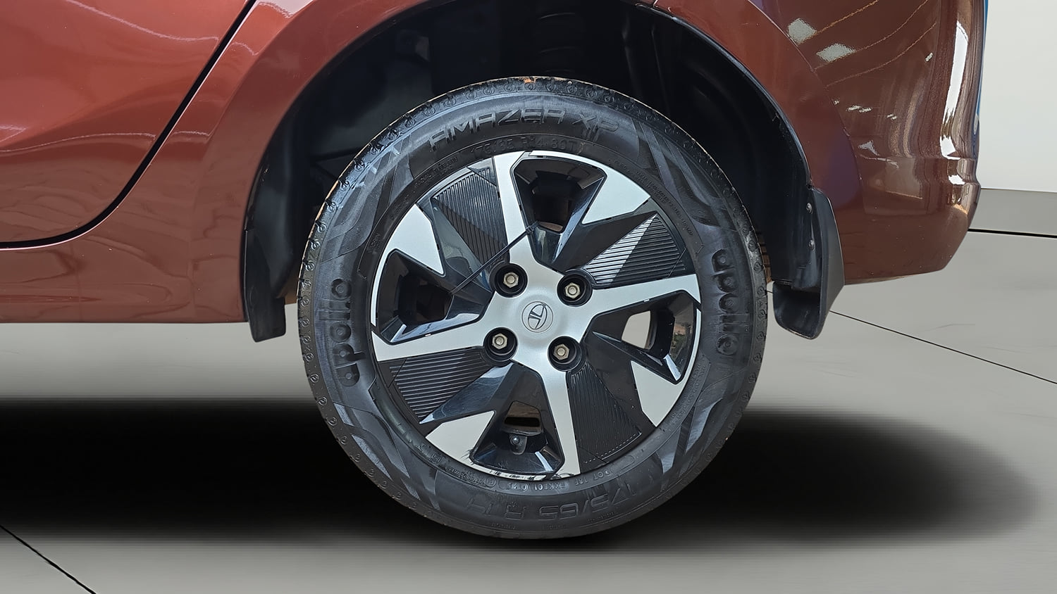 Used 2025 Tata Tigor XZA Plus iCNG Cng Automatic tyres LEFT REAR TYRE RIM VIEW