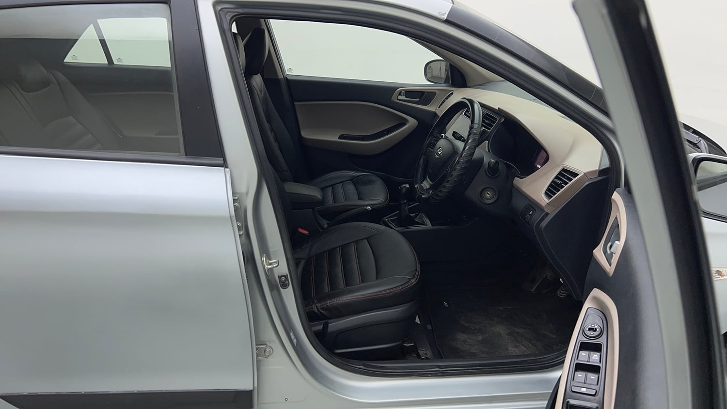 Used 2019 Hyundai Elite i20 Magna Executive 1.2 Petrol Manual interior RIGHT SIDE FRONT DOOR CABIN VIEW