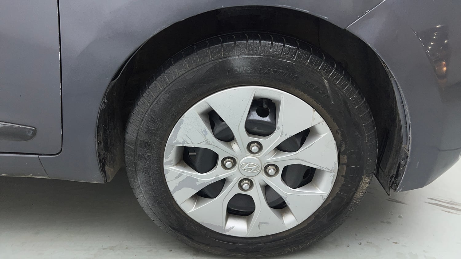 Used 2018 Hyundai Xcent E+ CNG (Outside Fitted) Cng Manual tyres RIGHT FRONT TYRE RIM VIEW