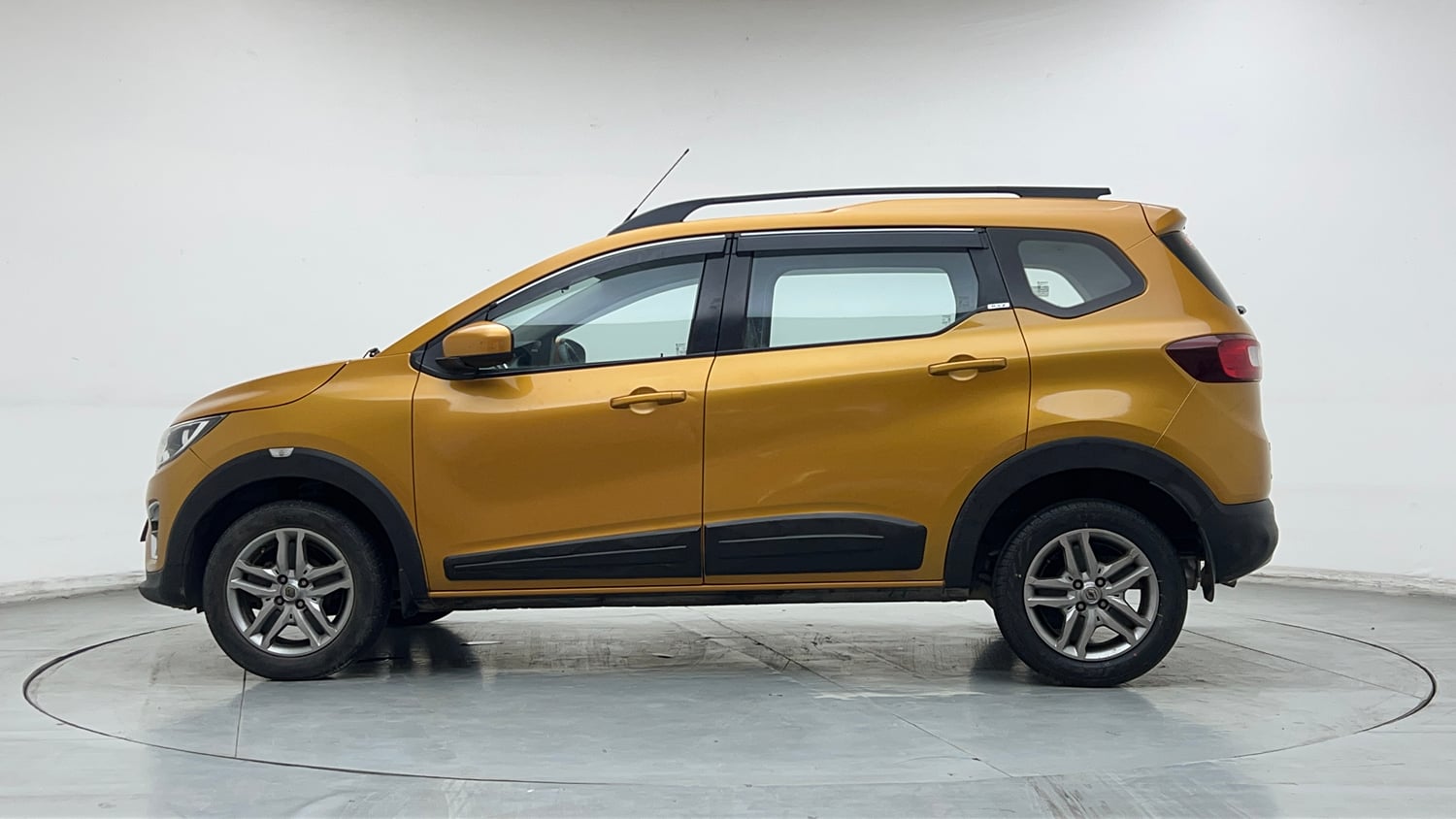 Used 2020 Renault Triber RXZ Petrol Manual exterior LEFT SIDE VIEW