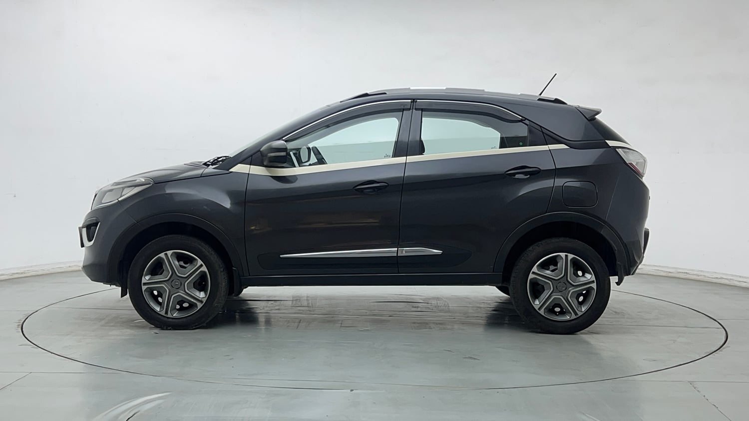 Used 2018 Tata Nexon XM Petrol Manual exterior LEFT SIDE VIEW