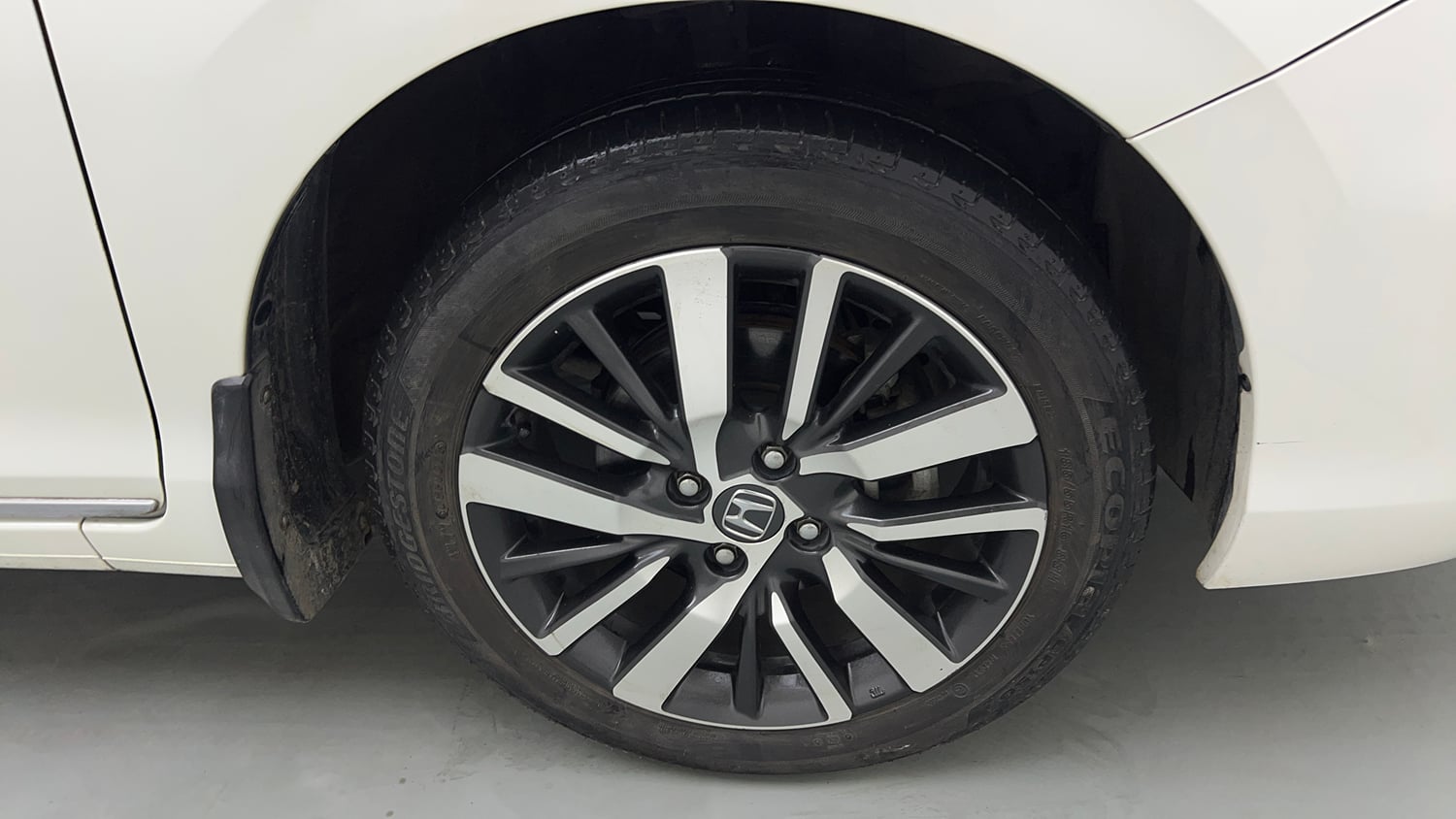 Used 2022 Honda City ZX CVT Petrol Petrol Automatic tyres RIGHT FRONT TYRE RIM VIEW