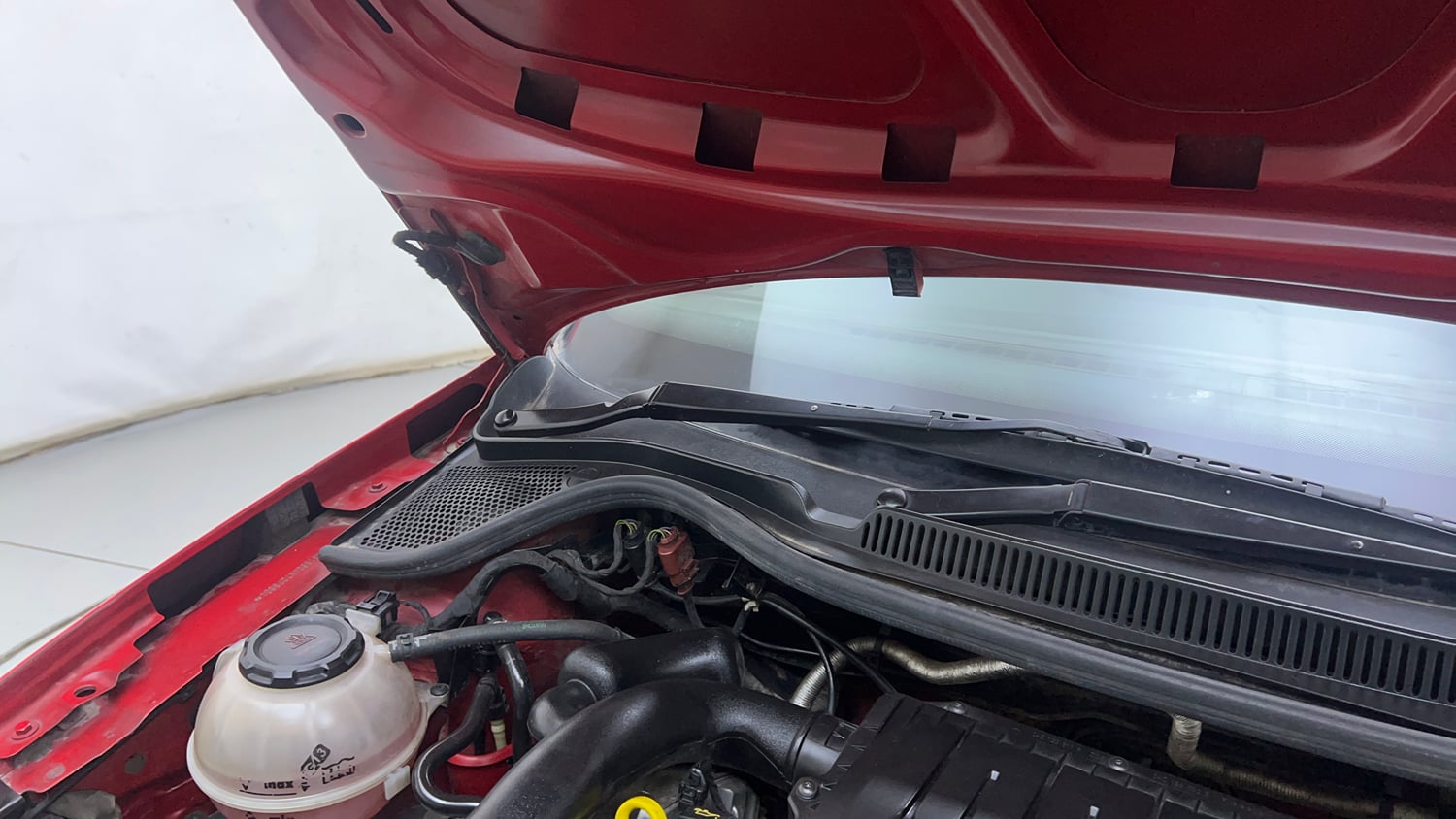 Used 2019 Volkswagen Polo Comfortline 1.0L (P) Petrol Manual engine ENGINE RIGHT SIDE HINGE & APRON VIEW