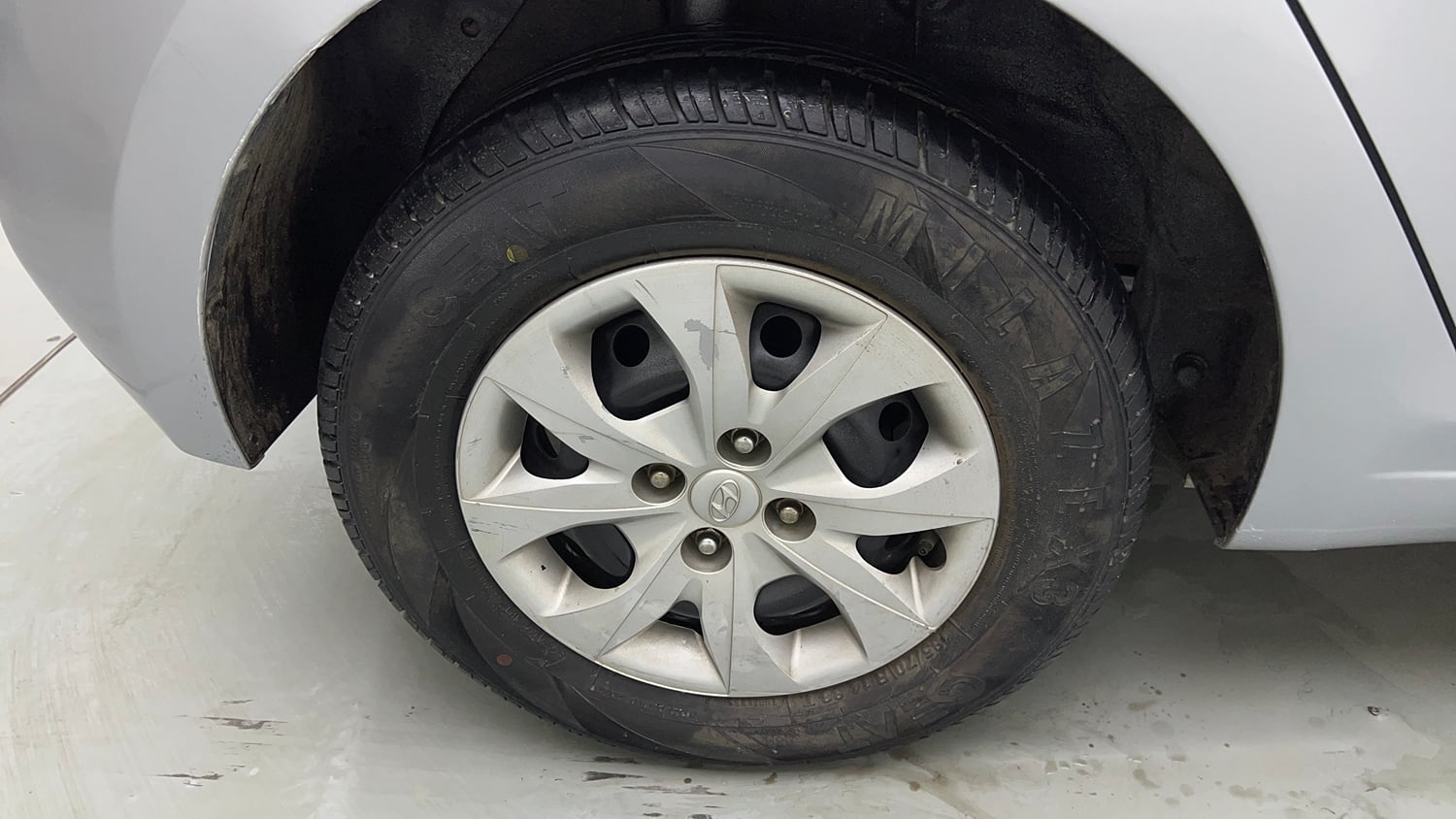 Used 2019 Hyundai Elite i20 Magna Executive 1.2 Petrol Manual tyres RIGHT REAR TYRE RIM VIEW