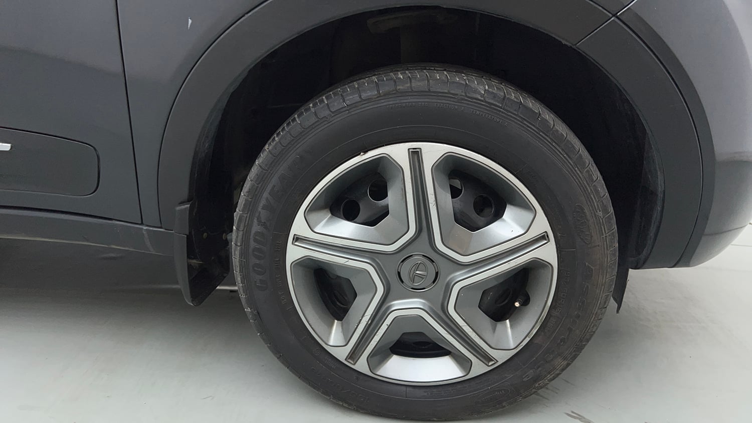 Used 2018 Tata Nexon XM Petrol Manual tyres RIGHT FRONT TYRE RIM VIEW