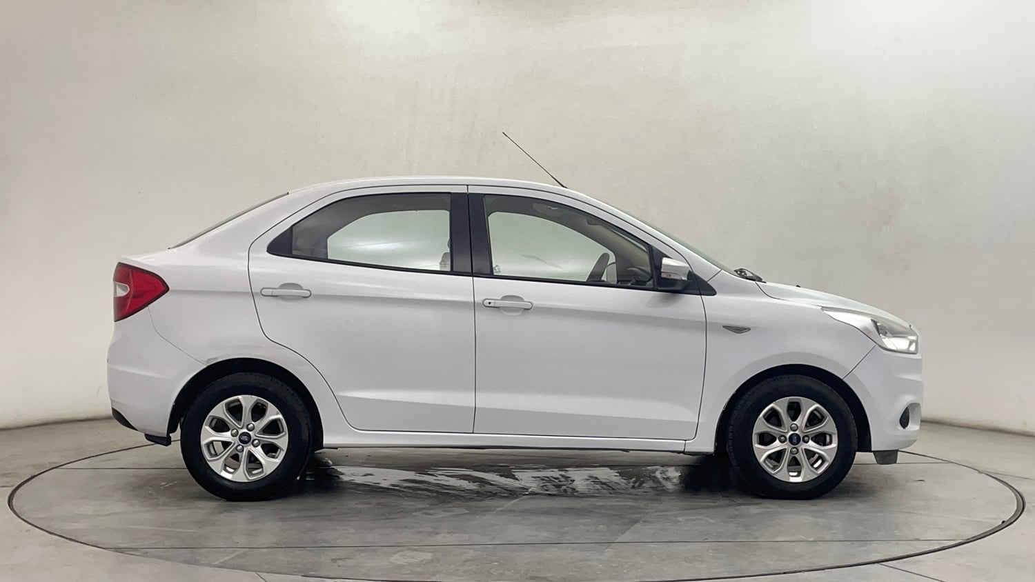 Used 2016 Ford Figo Aspire Titanium 1.2 Ti-VCT Petrol Manual exterior RIGHT SIDE VIEW