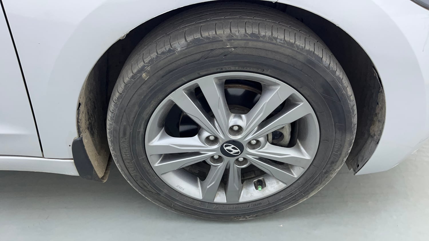 Used 2017 Hyundai Elantra 2.0 SX (O) AT Petrol Automatic tyres RIGHT FRONT TYRE RIM VIEW