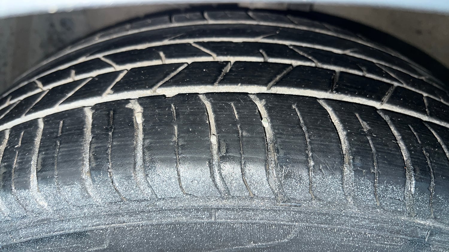 Used 2017 Maruti Suzuki Ciaz Alpha 1.4 MT Petrol Manual tyres LEFT FRONT TYRE TREAD VIEW